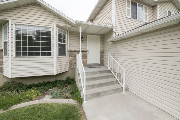 Cost of White Vinyl Siding Replacement in Bowie